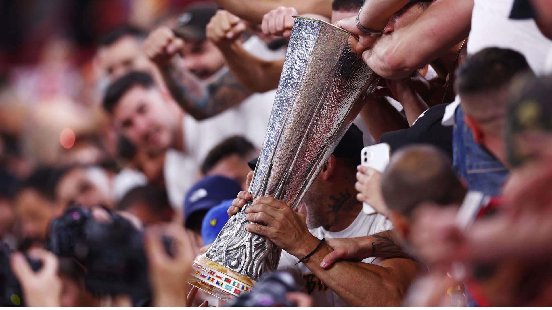 他对中场球 他对中场球